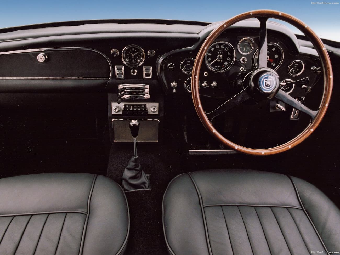 //images.ctfassets.net/uaddx06iwzdz/1w8wHWvVRxpaXzpqIiwy1W/ff1ac8d6be21be184b95a41dd2490397/aston-martin-db5-interior.jpg "Aston-Martin Interieur"