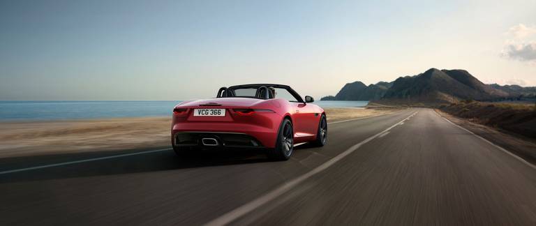  Der Jaguar F-Type Roadster schließt an den berühmten historischen Jaguar Roadster an und ist als Komfortsportwagen der Oberklasse eine Alternative zu den 4-sitzigen Cabriolets von Jaguar.