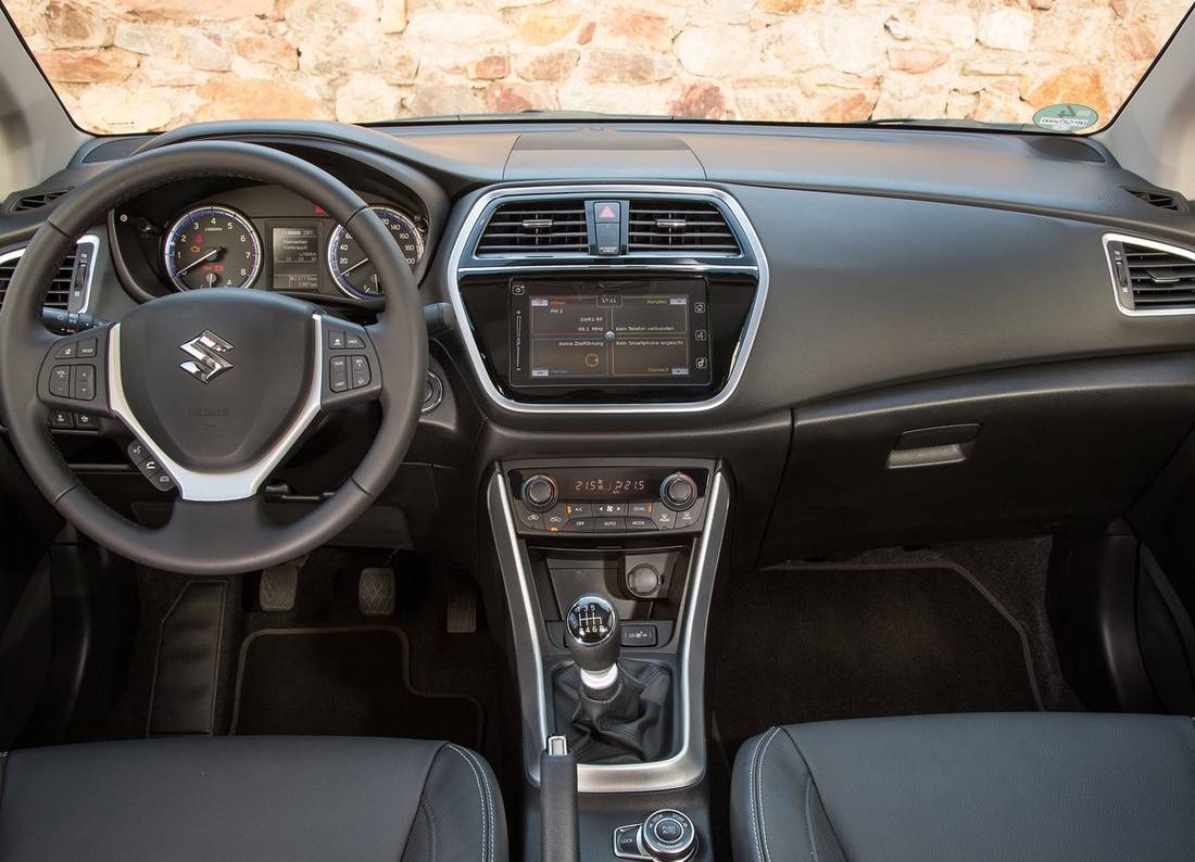 Suzuki-SX4 S-Cross-interior