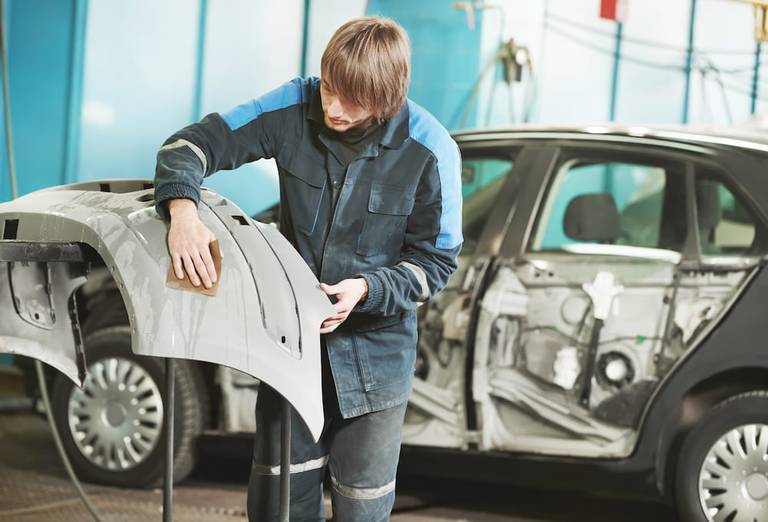  Die professionelle Reparatur eines Karosserieteils inklusive Lackierung und Arbeitsstundenkann in der Werkstatt durchaus kostspielig sein.