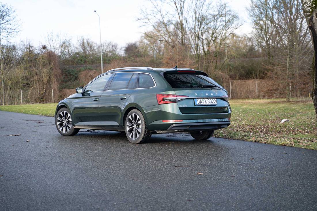 skoda-superb-back