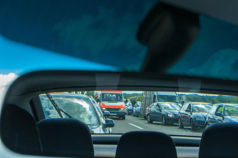  Ein aktiver Lenkassistent unterstützt dich bei der Bildung einer Rettungsgasse.