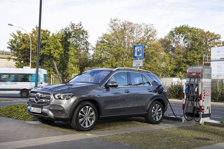  Den Mercedes-Benz GLE Plug-in-Hybrid gibt es in Kombination mit Diesel- oder Benzinmotor.