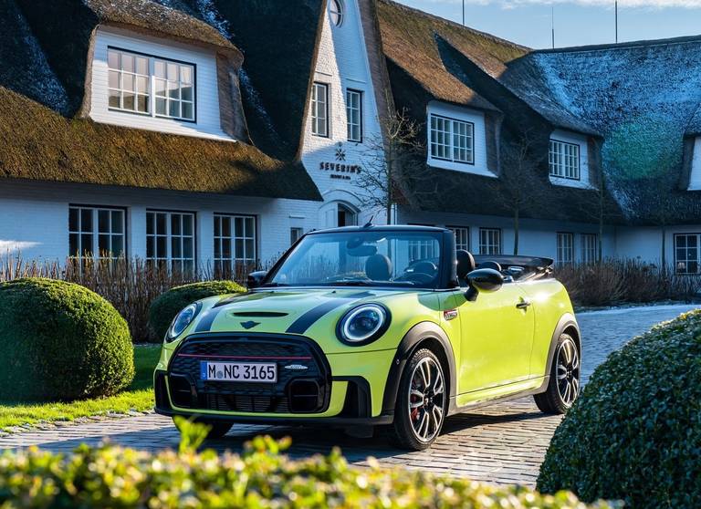  Bei Mini gibt es Cabrios in sämtlichen Modellen – hier zum Beispiel der sportliche Mini Cooper mit Soft-Top.