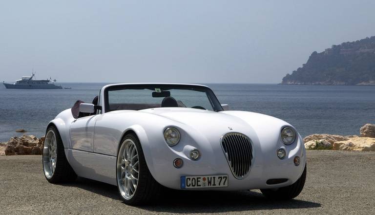  Wiesmann-Roadster gibt es ausschließlich in exklusiver Kleinserie. Als Retro-Roadster bieten die Modelle britisches Roadster-Flair mit Edelausstattung und moderner BMW-Motortechnik.