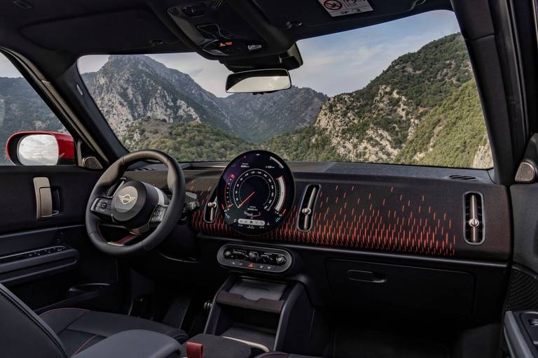 mini-jcw-countryman-2024-cockpit