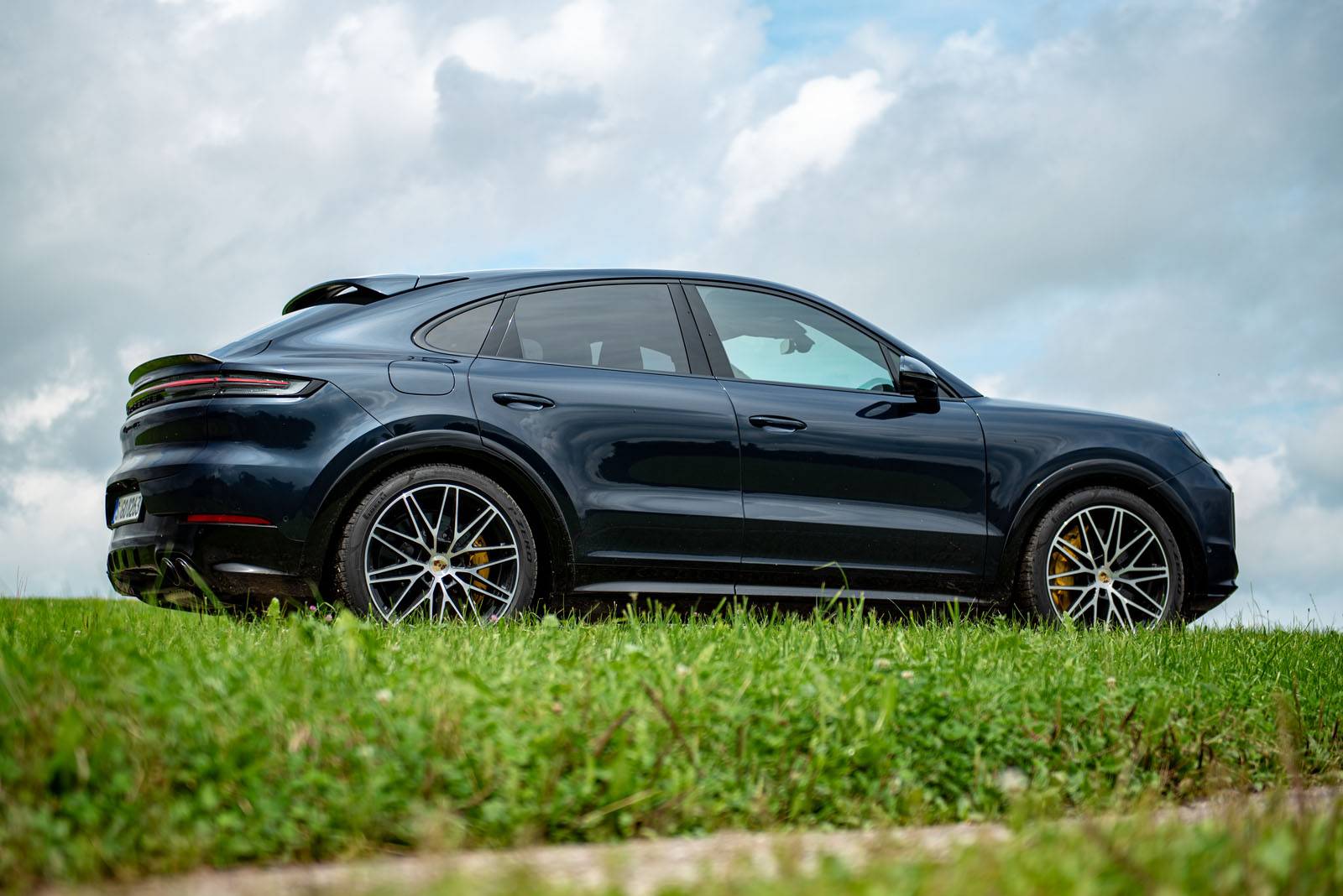 Porsche Cayenne GTS Coupé - Seite-Heckansicht