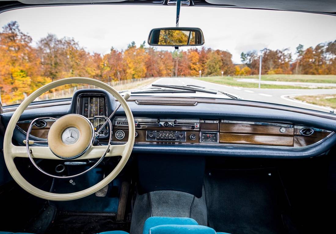 Mercedes-Benz-300_SE_W112 interior