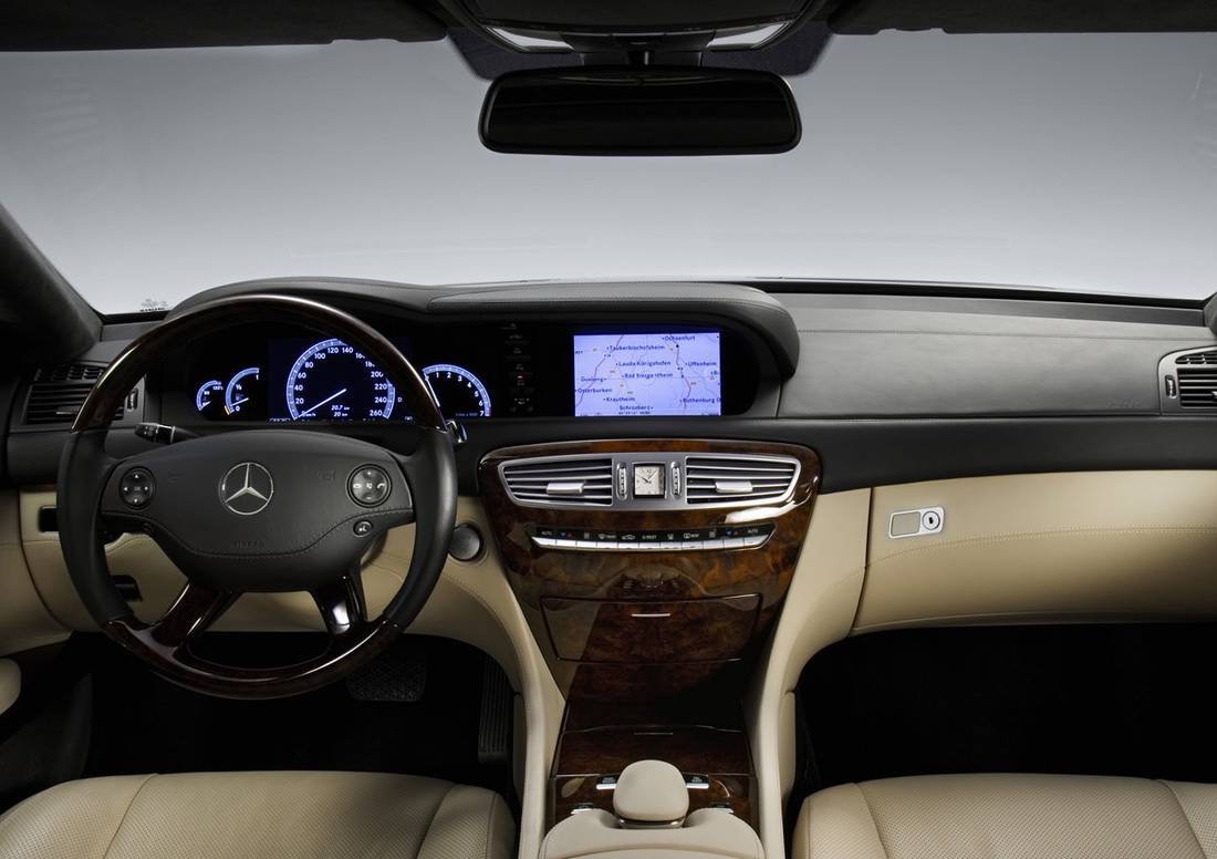 Mercedes-Benz-CL_500-2007 interior