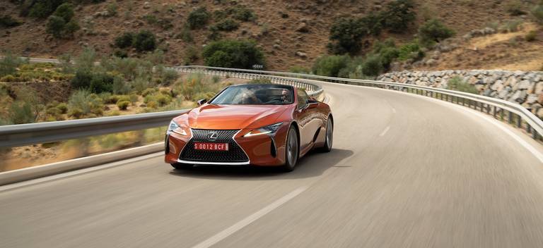  Toyotas Luxus-Marke präsentiert mit dem Lexus LC 500 einen Supersportwagen mit V6- oder V8-Motor, der ab ca. 111.800 Euro zu haben ist.