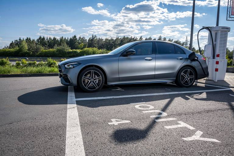  Der Mercedes-Benz Plug-in-Hybrid C 300e kommt auf eine bemerkenswerte elektrische Reichweite von bis zu 100 km.