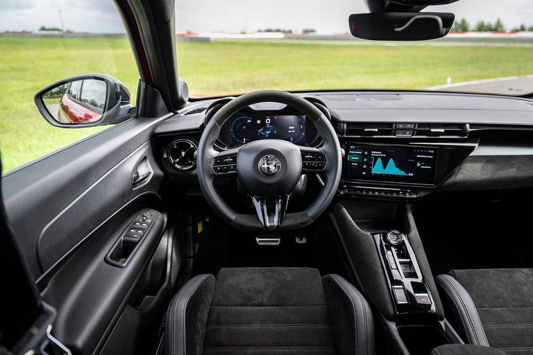 alfa-romeo-junior-2025-cockpit