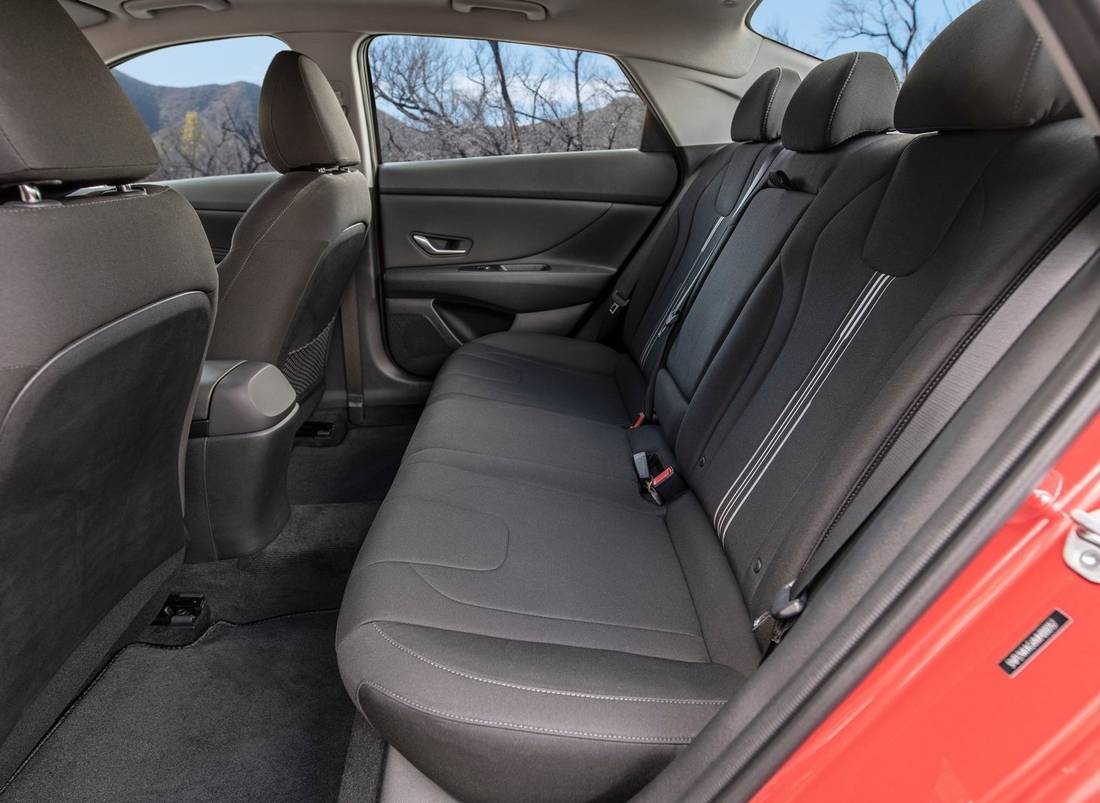 hyundai-elantra-seats