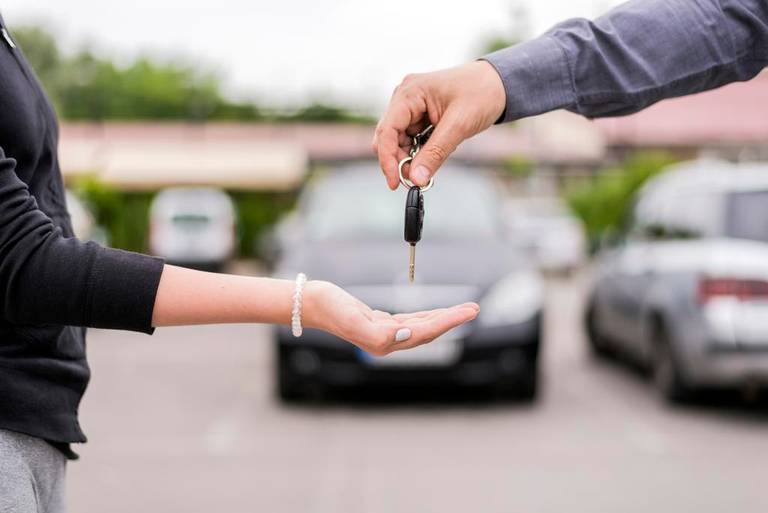  Beim Autoverkauf muss die Kfz-Versicherung nicht gekündigt werden.