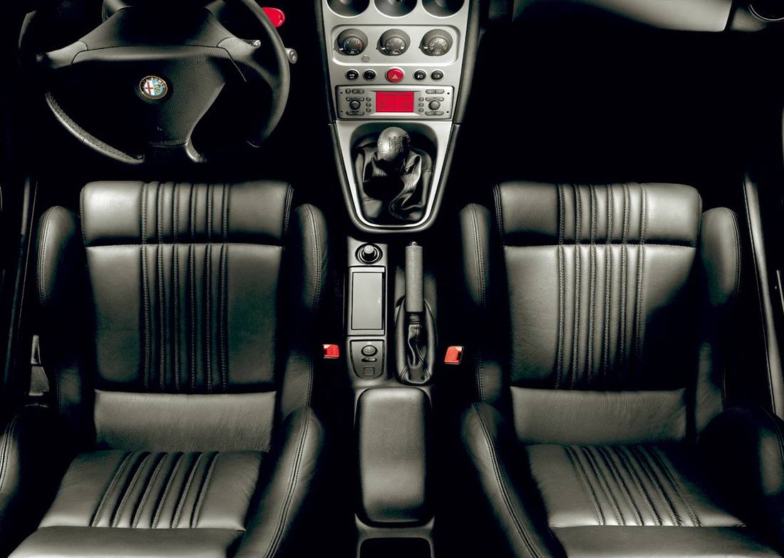 Alfa Romeo-GTV-2003 interior