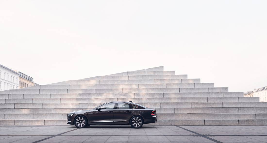 Volvo S90 Side