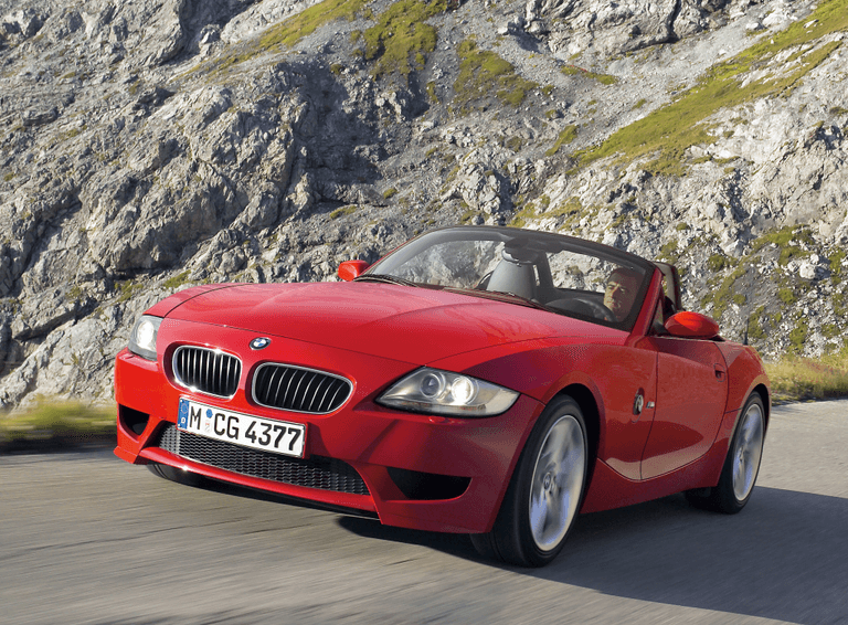  BMW bietet in seiner Z-Reihe Roadster an – der BMW Z4 etwa folgt mit kompakten Abmessungen und Stoffverdeck der puristischen Roadster-Tradition.