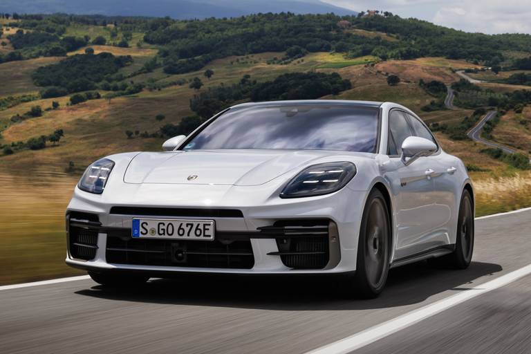 porsche-panamera-turbo-s-e-hybrid-2025-front