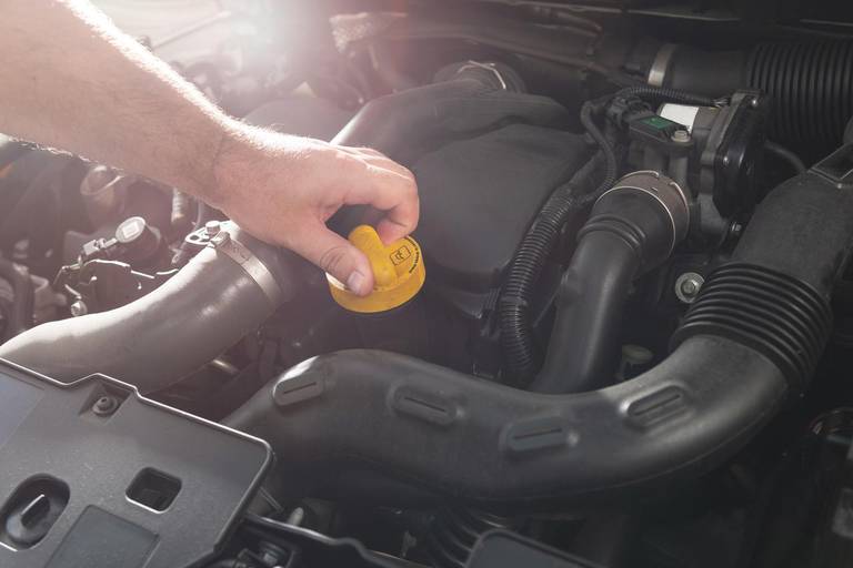 Abdeckung der Motorölstand-Messung im Motorraum