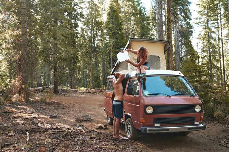  Der VW Bus ist traditionell einer der beliebtesten Vans, wenn es um den Umbau zum Camper geht.