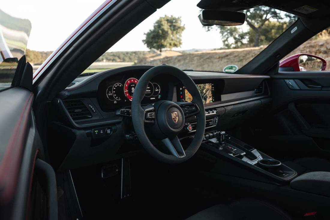 porsche-911-gts-t-hybrid-2025-cockpit